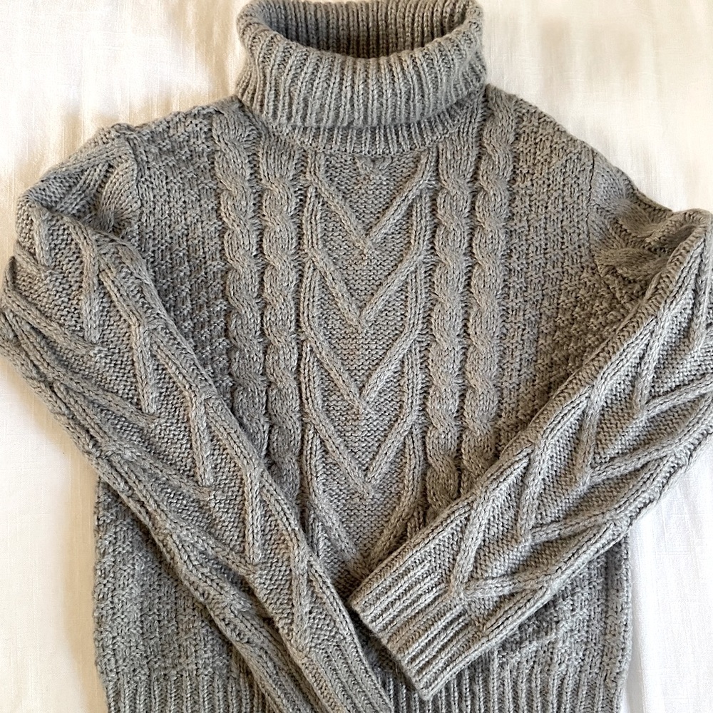 Francesca‘s cable knit gray turtleneck